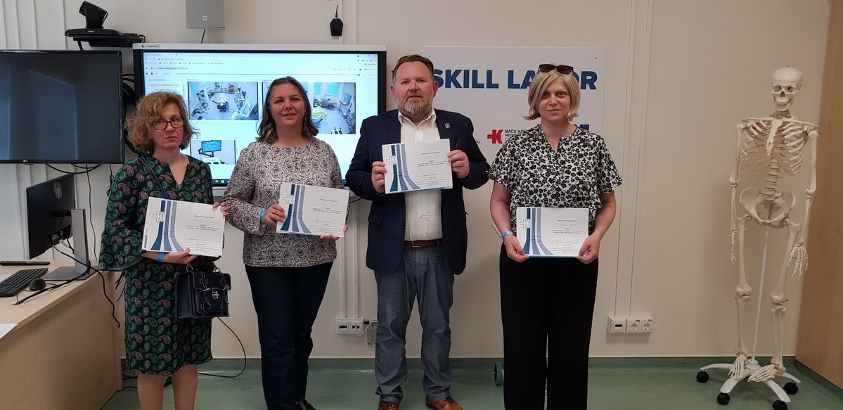 Kamarai munkatársak életmentő képzésen a kecskeméti kórház Skill laborjában