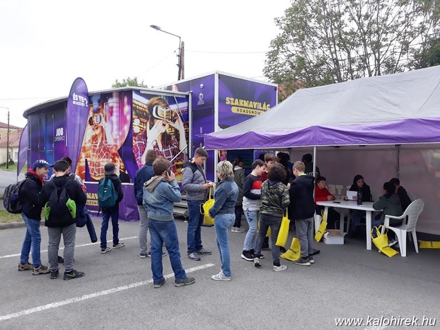 Kalocsán járt a Szakmavilág Roadshow kamionja