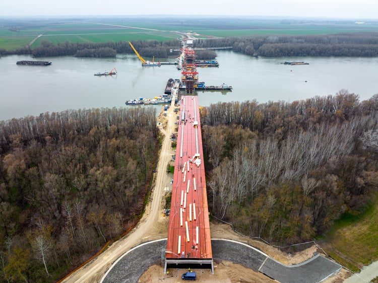 Látványos videó a Kalocsa-Paks Duna-híd építéséről – Helyére került az első felszerkezet