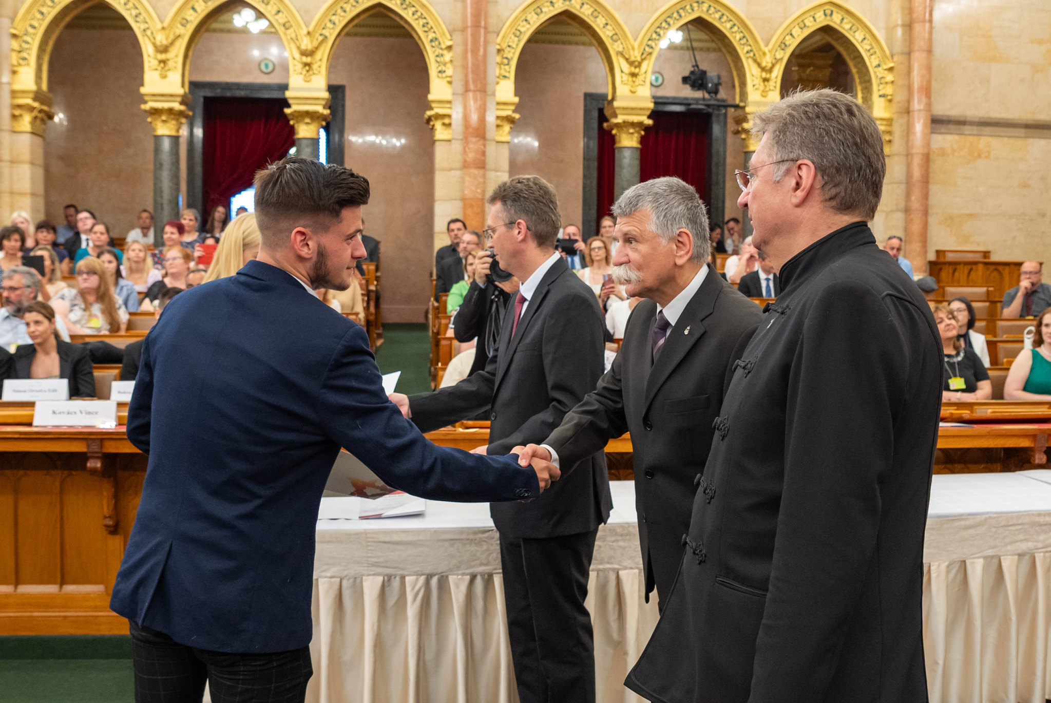 A Parlamentben köszöntötték a kiválóságokat